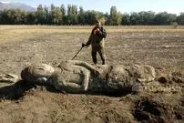 مجسمۀ 3 متری در هنگام کاشت سیب‌زمینی از زیر خاک بیرون آمد