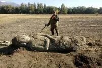 مجسمۀ 3 متری در هنگام کاشت سیب‌زمینی از زیر خاک بیرون آمد