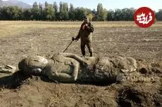مجسمۀ 3 متری در هنگام کاشت سیب‌زمینی از زیر خاک بیرون آمد