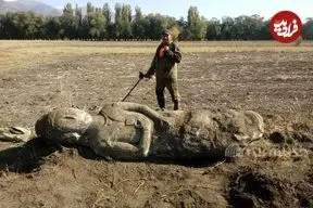 مجسمۀ 3 متری در هنگام کاشت سیب‌زمینی از زیر خاک بیرون آمد