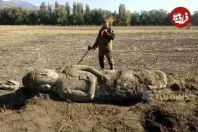 مجسمۀ 3 متری در هنگام کاشت سیب‌زمینی از زیر خاک بیرون آمد