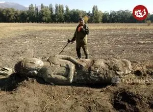 مجسمۀ 3 متری در هنگام کاشت سیب‌زمینی از زیر خاک بیرون آمد