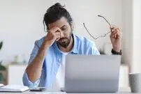 مردانی که در زندگی عمیقا افسرده و غمگین هستند، این ۱۱ نشانه رفتاری را دارند