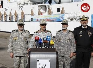 عکس؛ سفر در زمان؛ «سردار سلیمانی در حال تقدیم گل به سرلشکر باقری»؛ دهه 80
