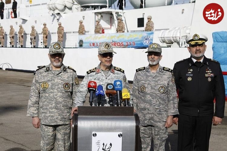 عکس؛ سفر در زمان؛ «سردار سلیمانی در حال تقدیم گل به سرلشکر باقری»؛ دهه 80