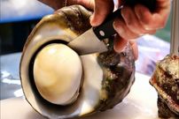 ببینید؛ غذای خیابانی در ژاپن؛ برش و تهیه غذا و ساشیمی با حلزون دریایی در اوکیناوا