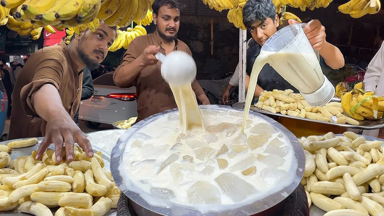 (ویدئو) نحوه تهیه میلک شیک موز به روشی متفاوت در خیابان های پاکستان 