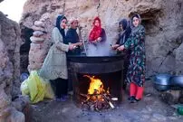 ببینید؛ غذای روستایی در افغانستان؛ پخت قابلی پلو با گوشت توسط یک خانواده افغان