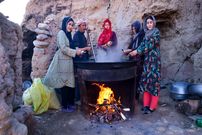 ببینید؛ غذای روستایی در افغانستان؛ پخت قابلی پلو با گوشت توسط یک خانواده افغان