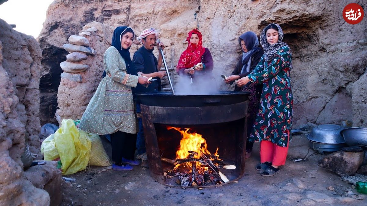 ببینید؛ غذای روستایی در افغانستان؛ پخت قابلی پلو با گوشت توسط یک خانواده افغان