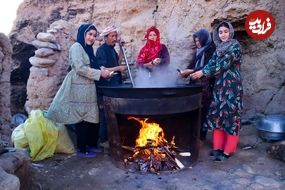 ببینید؛ غذای روستایی در افغانستان؛ پخت قابلی پلو با گوشت توسط یک خانواده افغان