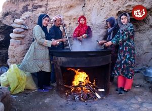 ببینید؛ غذای روستایی در افغانستان؛ پخت قابلی پلو با گوشت توسط یک خانواده افغان