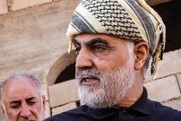 عکس؛ سفر به تاریخ؛ «سردار سلیمانی» در حال دریافت «بالاترین نشان نظامی ایران» از رهبر انقلاب