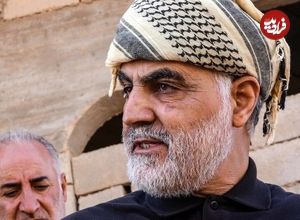 عکس؛ سفر به تاریخ؛ «سردار سلیمانی» در حال دریافت «بالاترین نشان نظامی ایران» از رهبر انقلاب