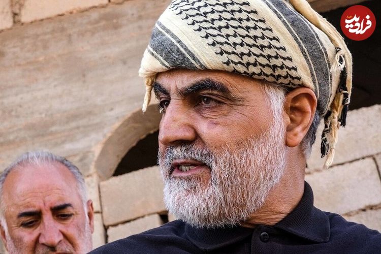 عکس؛ سفر به تاریخ؛ «سردار سلیمانی» در حال دریافت «بالاترین نشان نظامی ایران» از رهبر انقلاب