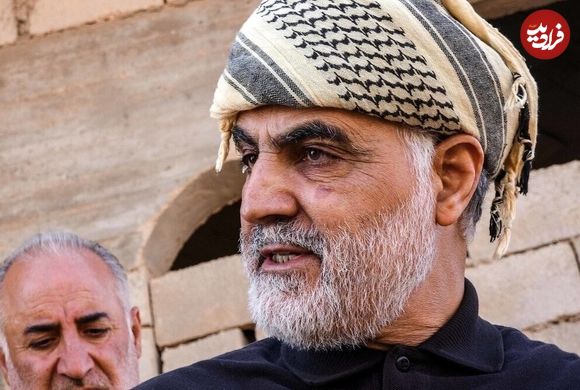 عکس؛ سفر به تاریخ؛ «سردار سلیمانی» در حال دریافت «بالاترین نشان نظامی ایران» از رهبر انقلاب