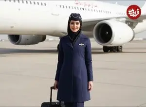 عکس| سفر زمان؛ دو مهماندار خانم شرکت ایران ایر روی پله های هواپیما؛ دهه 40