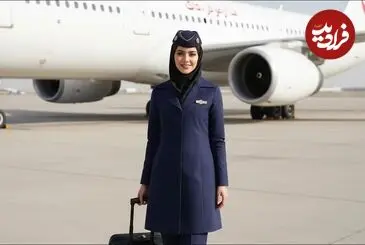 عکس| سفر زمان؛ دو مهماندار خانم شرکت ایران ایر روی پله های هواپیما؛ دهه 40