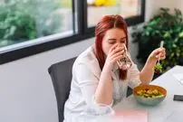 نوشیدن آب حین غذا چقدر خطرناک است؟
