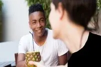 ۷ ویژگی‌ مردانی که در انظار عمومی جذاب و پشت درهای بسته بی رحم هستند