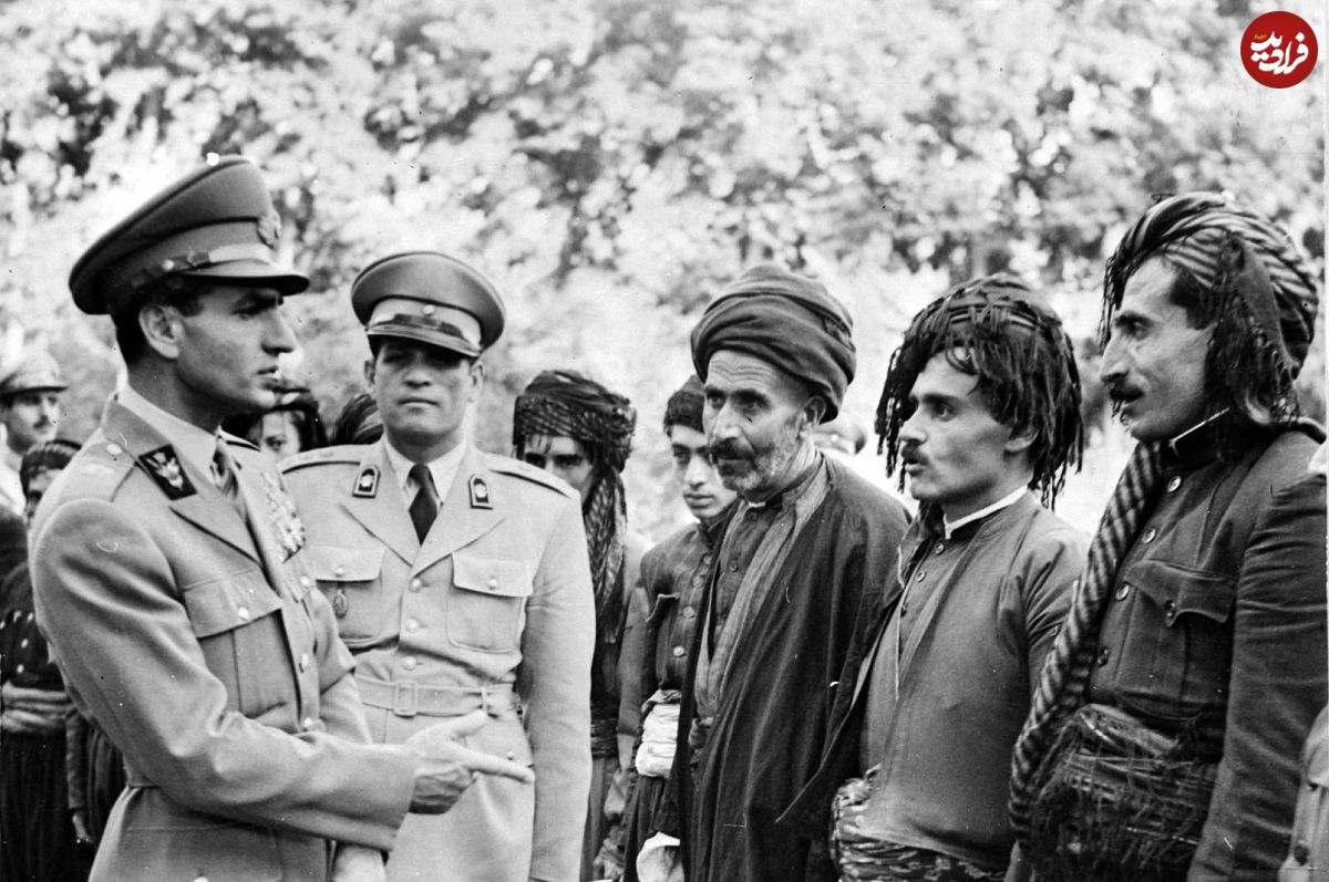 عکس؛ سفر در زمان؛ «محمدرضا پهلوی در کودکی و در کنار 5 افسر جوان ارتش»؛ دهه 1300