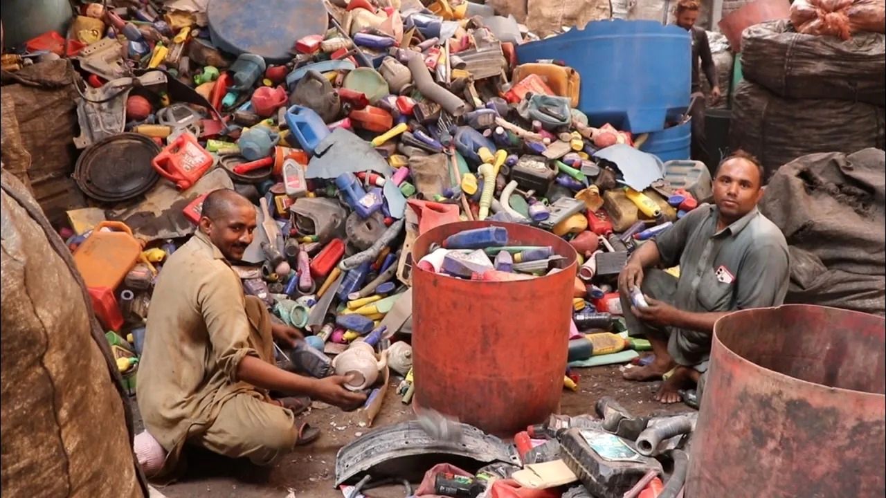 (ویدئو) فرآیند حیرت آور بازیافت ضایعات پلاستیکی در پاکستان را ببینید