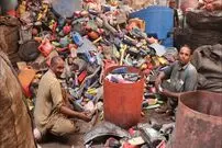 (ویدئو) فرآیند حیرت آور بازیافت ضایعات پلاستیکی در پاکستان را ببینید