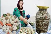 (ویدئو) تهیه ترشی محلی خانگی به شیوه تماشایی بانوی روستایی گیلانی