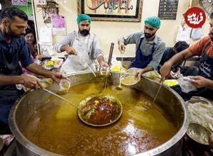 (ویدئو) غذای خیابانی در پاکستان؛ پخت و سرو 500 کیلو آب نخود با مرغ و تخم مرغ