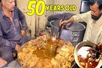 (ویدئو) این مرد مسن پاکستانی 50 سال است که سوپ گوشت، کله پاچه و مغز استخوان گاو می فروشد