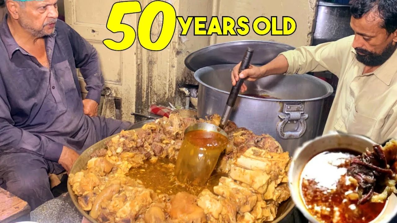 (ویدئو) این مرد مسن پاکستانی 50 سال است که سوپ گوشت، کله پاچه و مغز استخوان گاو می فروشد