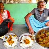(ویدئو) غذای روستایی در هند؛ پخت چلومرغ با یک مرغ سیاه گران قیمت