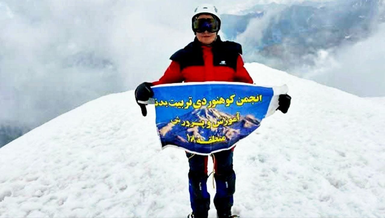 فتح قله کازبک با وام آموزش و پرورش؛ روایت خانم معلم از یخ‌نوردی در شیب ۷۰درجه