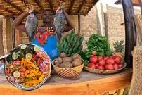 ببینید| غذای روستایی در کنیا؛ پخت ماهی در برگ موز و روی آتش 