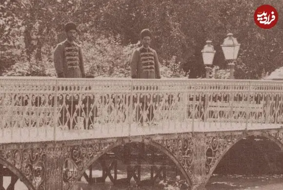 عکس| سفر زمان؛ عکس یادگاری دو مامور قاجاری در باغشاه نزدیک مجسمه ناصرالدین شاه