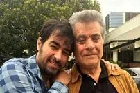 عکس| سفر زمان؛ «بهروز وثوقی» در کنار «نوری کسرایی» سوار بر اتوبوس؛ سال 49