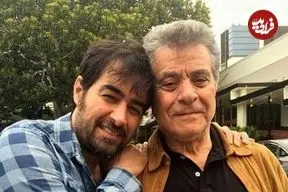 عکس| سفر زمان؛ «بهروز وثوقی» در کنار «نوری کسرایی» سوار بر اتوبوس؛ سال 49