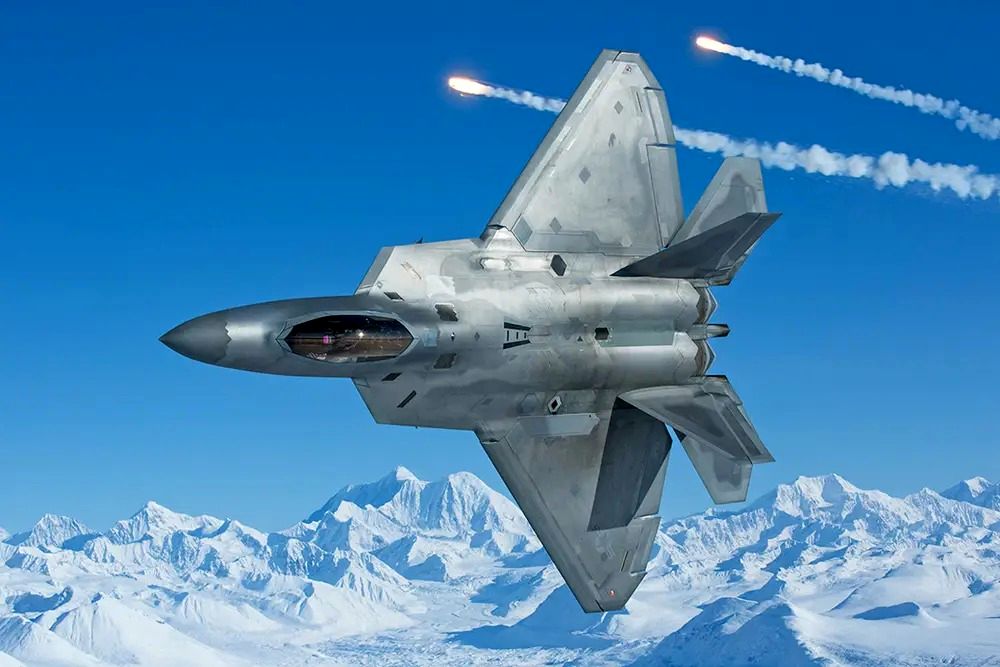 (تصاویر) مقایسه جامع جنگنده های F-22 و F-16: پرندگان درنده