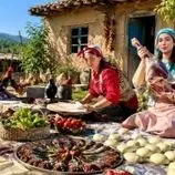 ببینید| غذای روستایی در ایران؛ پخت دلمه با گوشت چرخ کرده، بادمجان و فلفل دلمه رنگی