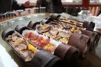 (ویدئو) غذاهای خیابانی: تایوانی ها به این شکل عجیب غذاها را در تنه درخت بامبو کباب می کنند!