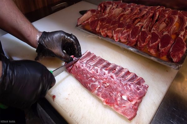 (ویدئو) ببینید این قصابی ترکیه ای چگونه 2.5 تن گوشت را بسته بندی می کند و می فروشد