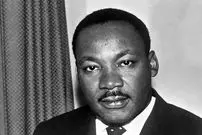 عکس| سفر در زمان؛ «مارتین لوترکینگ» در یک کنفرانس مطبوعاتی؛ سال 1336