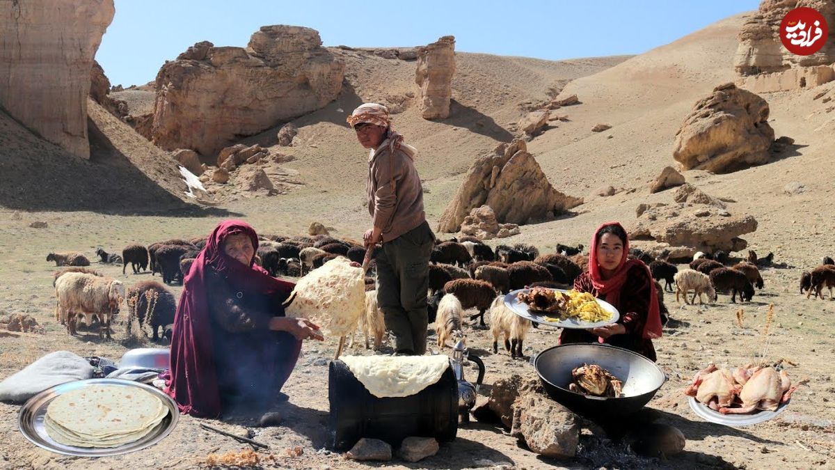 ببینید؛ غذای عشایری در افغانستان؛ پخت مرغ کبابی با سیب زمینی و پخت نان