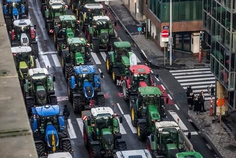 (ویدئو) وقتی کشاورزان اروپا را به هم می‌ریزند؛ چرا و چگونه؟