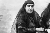 (عکس) سفر به تاریخ؛ ژست عاشقانه نوه ناصرالدین شاه و همسرش؛ سال 1300