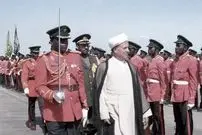 عکس؛ سفر به تاریخ؛ استقبال از «هاشمی رفسنجانی» با «نیزه و رقص آفریقایی»؛ دهۀ 1370