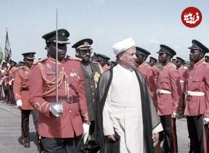 عکس؛ سفر به تاریخ؛ استقبال از «هاشمی رفسنجانی» با «نیزه و رقص آفریقایی»؛ دهۀ 1370