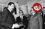 عکس| سفر به تاریخ؛ «صدام» در حال روشن کردن سیگار «تیتو، رهبر یوگوسلاوی»