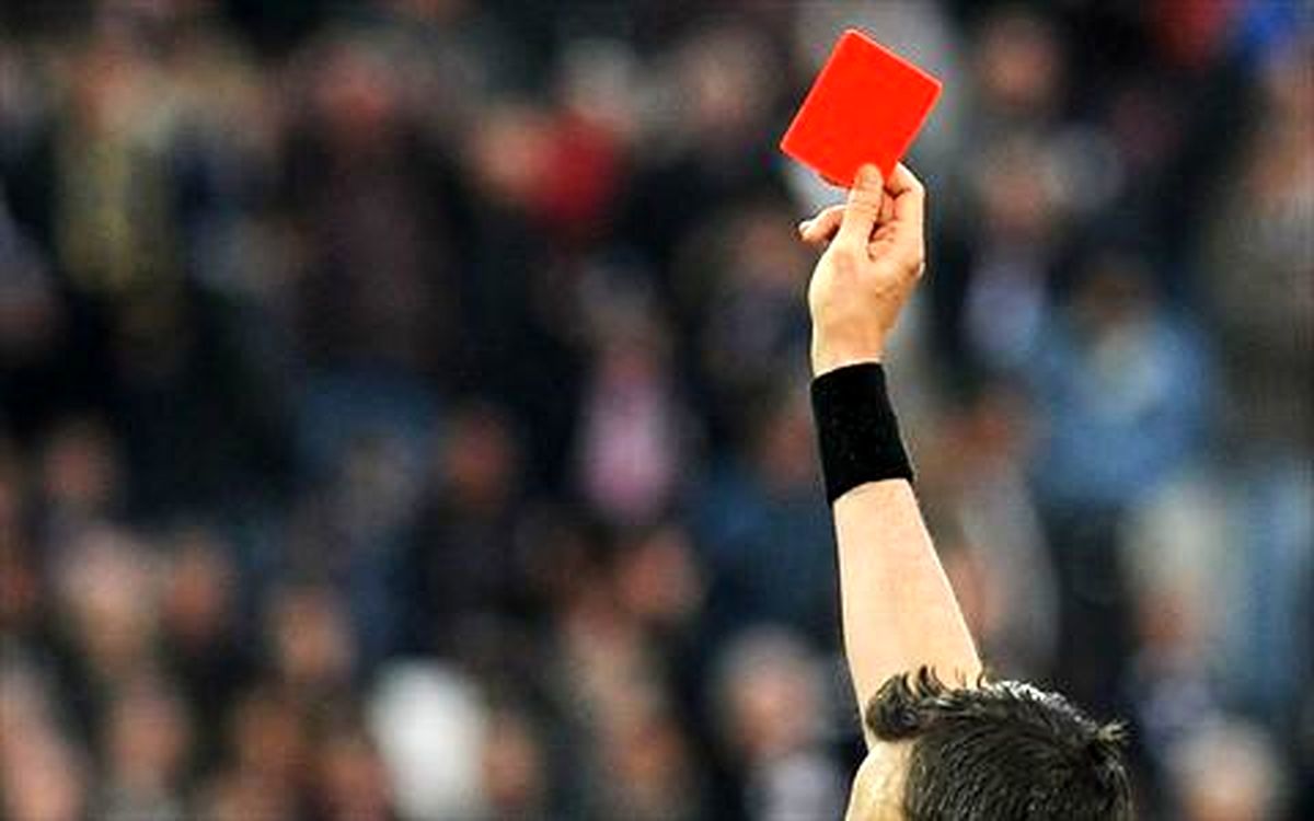 (ویدیو) چک افسری یک مربی فوتبال زیر گوش داور پس از گرفتن کارت قرمز!