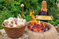 ببینید| غذای روستایی در ایران؛ پخت حرفه ای نان سیر در طبیعت روستا
